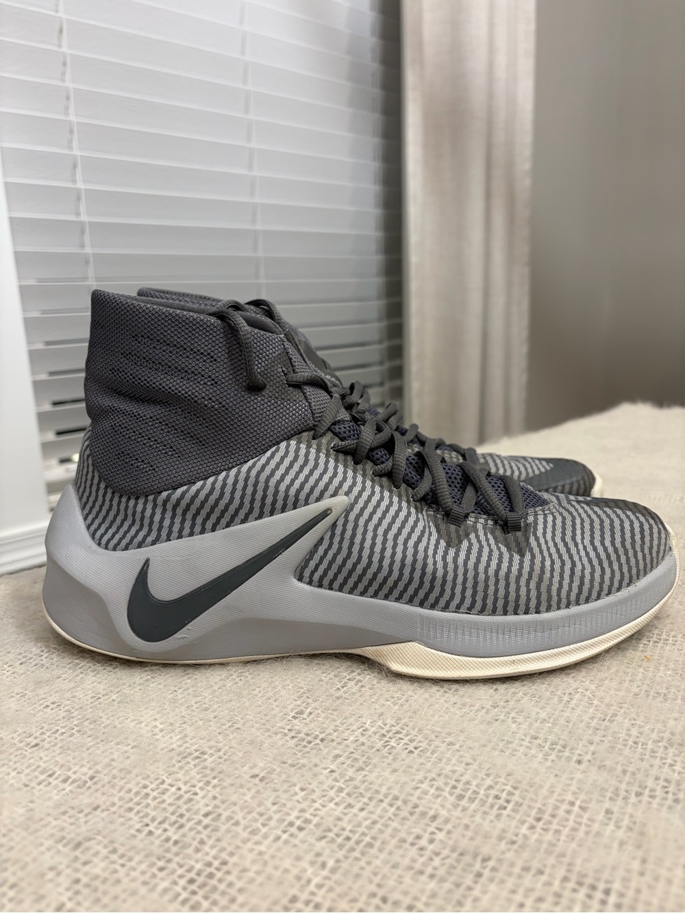 NIKE Zoom Clear Out Basketball  #844370-002  Athletic Shoe SZ 9